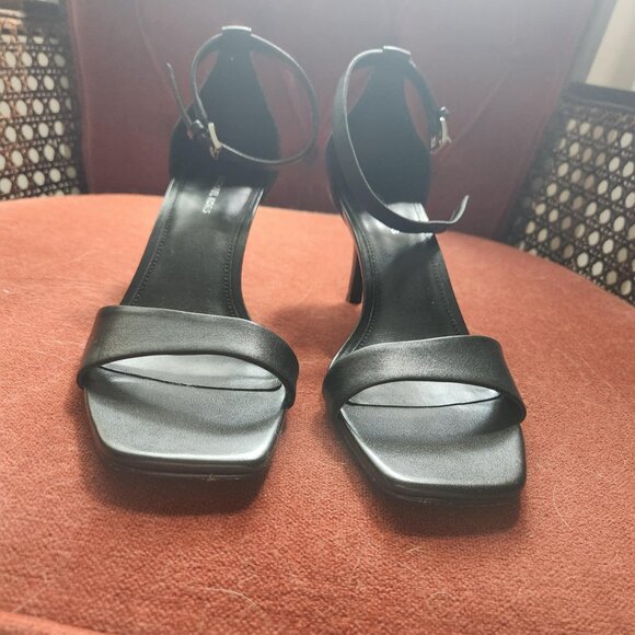 Michael Kors Jaida Sandal - Picture 1 of 3